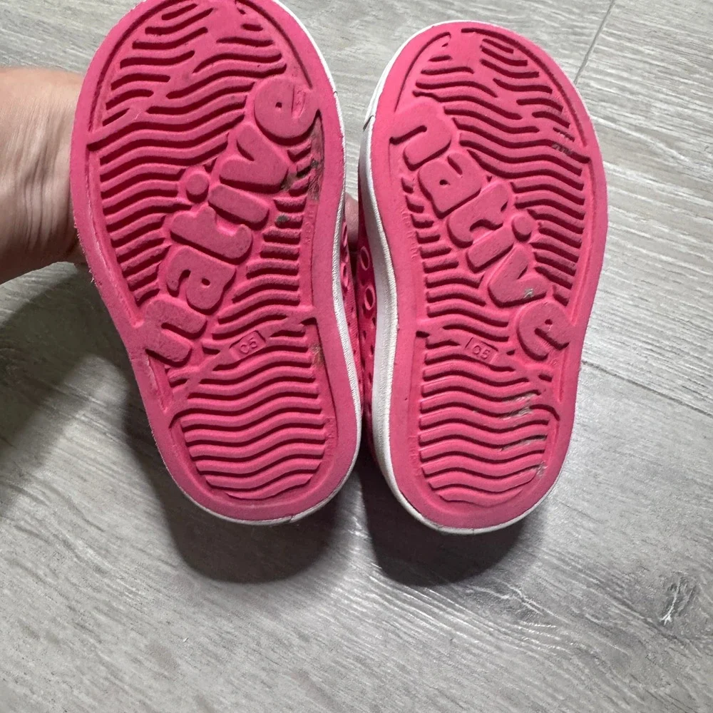 Native Jefferson Kids Pink Perforated Slip On Water Shoes Size C5 Toddler 5